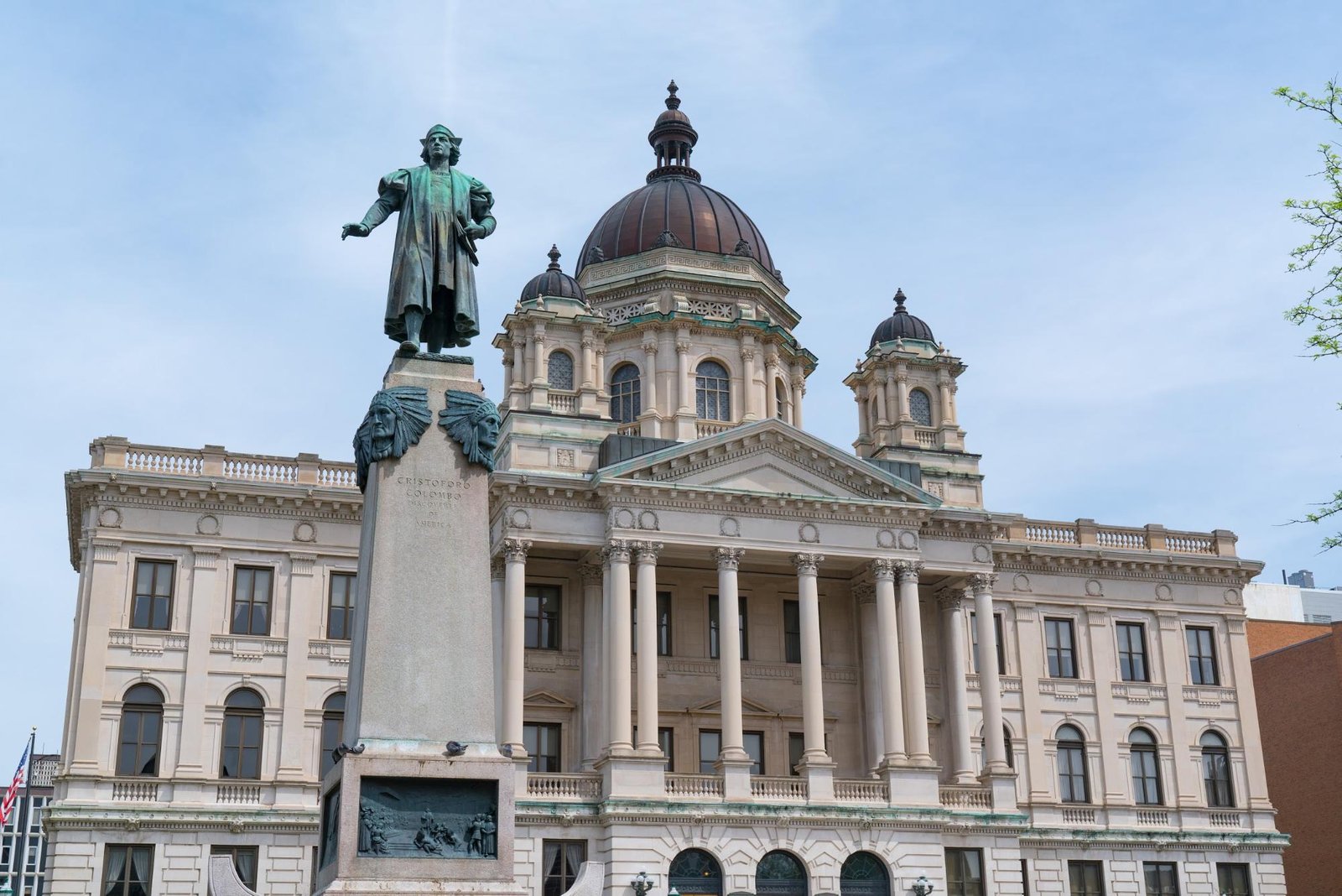 Photo of Onondaga County Courthouse in Columbus Circle in New York